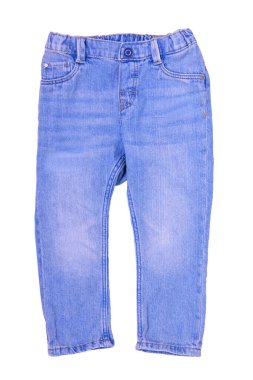 Kot pantolon izole. Beyaz arka planda izole edilmiş çocuk için modaya uygun mavi kot pantolon ya da pantolon. Kot pantolon yaz ve sonbahar modası. Ön görünüm.