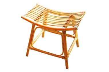 Beyaz bir arka bahçeye izole edilmiş klasik oturma mobilyaları. El yapımı bambu sandalye ya da izole edilmiş eski rattan sandalye. Hasır mobilyalar.