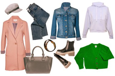 Kolaj kadın kıyafetleri. Şık ve lüks bir kışlık ceket, kot pantolon, deniz botları, hırka, yelek, el çantası kazağı ve aksesuarlar. Kış modası. İzole edilmiş.