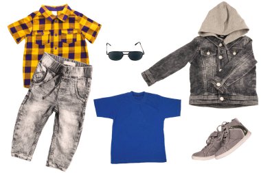 Kolaj seti. Sonbahar kıyafetleri. Çocuk için kot pantolon ve ceket, spor ayakkabı, gömlek, bot, pantolon ve başlık. Çocukların kış modası.