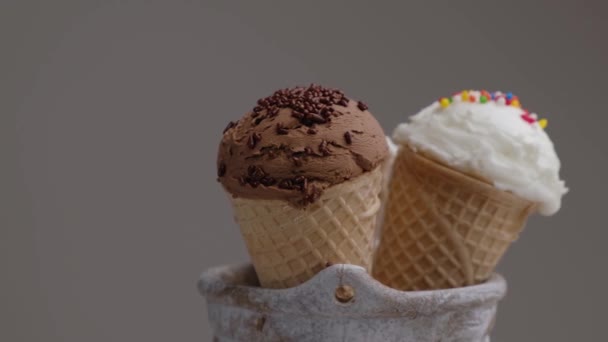 Łyżki lodów w rożkach z czekoladą i wanilią — Wideo stockowe