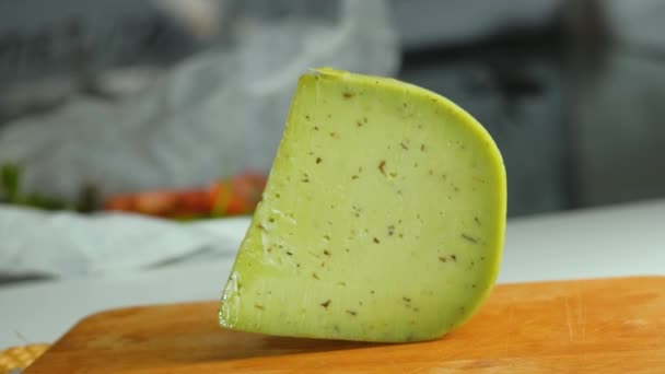 Fromage vert aux herbes et épices sur planche à découper en bois — Video