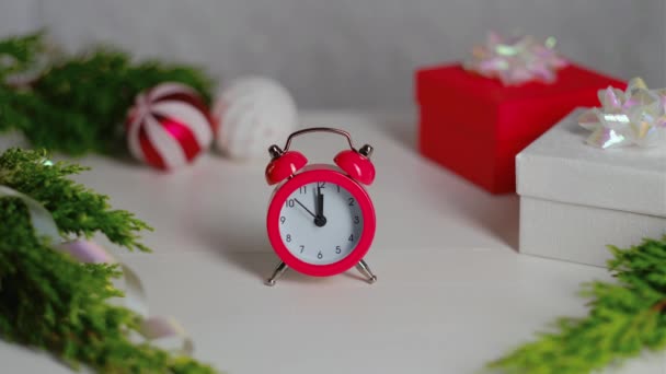 Reloj despertador vintage con decoración de Navidad sobre fondo de nieve. — Vídeo de stock