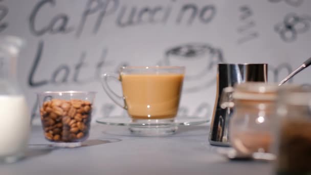 Kawa z mlekiem na barze. Aparat dla lalek. — Wideo stockowe