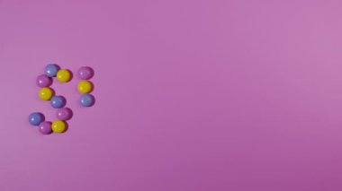 Hareketi Durdur. Tatlı diye hecelenen renkli şekerler. Üst görünüm.