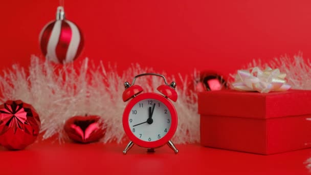 Vintage ébresztőóra karácsonyi dekoráció piros háttér. — Stock videók
