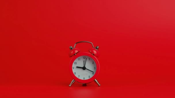 Reloj despertador vintage sobre fondo rojo. — Vídeos de Stock
