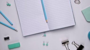 Beyaz arka planda kırtasiye malzemesi. Uzayı kopyala. Düz konum.