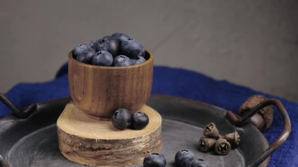 Blueberry Bio-Superfood in der Schüssel, Konzept für gesunde Ernährung. — Stockvideo