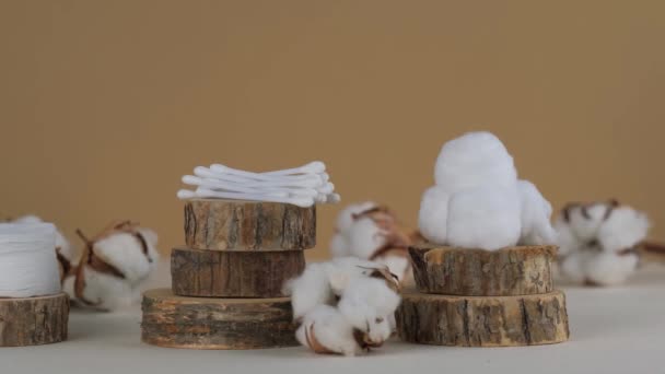 Hisopos de algodón, algodón bola de lana, discos de algodón. Concepto de higiene. — Vídeos de Stock