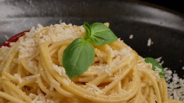 Domates kirazlı spagetti ve siyah kasede parmesan. .