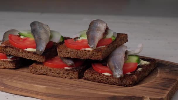 Sandwich ouvert avec tranches de filet de hareng de l'Atlantique mariné. — Video