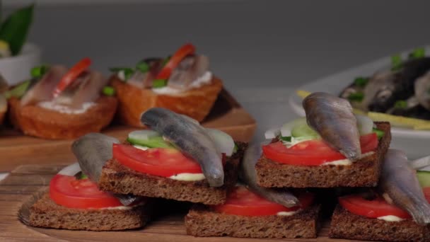 Sandwiches con filete de arenque salado picante. Arenque noruego. — Vídeo de stock