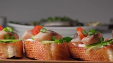 Baharatlı tuzlu ringa fileto ile sandviç. Norveç ringası..