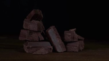 Arkaplanda nane aromalı büyük çikolata parçaları..