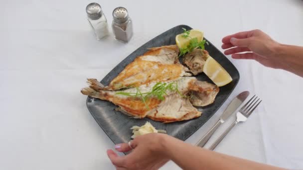 Вкусная рыба-лещ на гриле с лимоном в ресторане морепродуктов. — стоковое видео