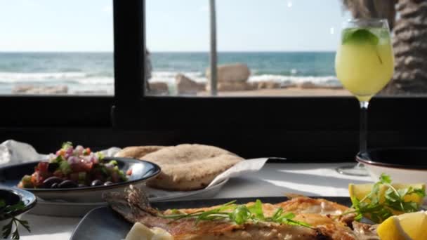 Tafel instelling bij een strand zeevruchten restaurant. — Stockvideo