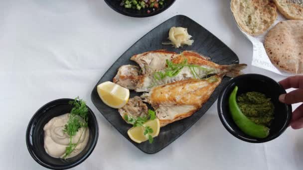 Metta piatti di insalate sul tavolo. Ristorante di pesce. — Video Stock