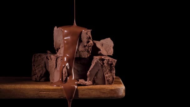 Piezas de cerca de la barra de chocolate con relleno de chocolate líquido vertido. — Vídeos de Stock