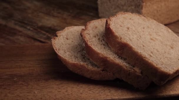 Pan sobre tabla de madera. Producción de pan. — Vídeo de stock