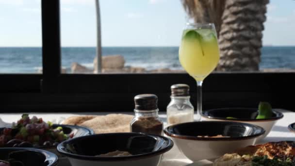 Pengaturan meja di sebuah restoran seafood pantai. — Stok Video