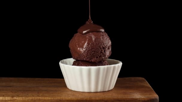 Versare lo sciroppo di cioccolato sul gelato al cacao. — Video Stock