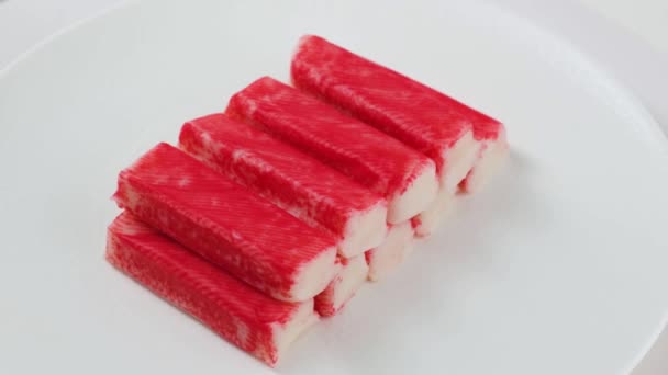 Crab Sticks Surimi di piring putih. — Stok Video