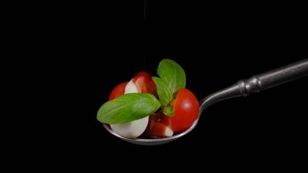 Queijo mussarela com fatias de tomate cereja, manjericão verde e vinagre balsâmico. — Vídeo de Stock