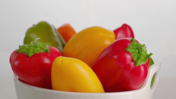 Schüssel mit bunten Paprika. — Stockvideo