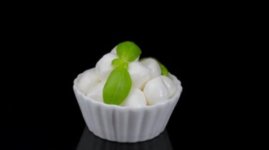 Mozzarella peyniri ve fesleğen..