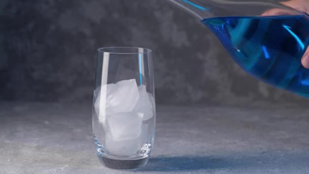 Giet blauwe cocktail in een glas. — Stockvideo