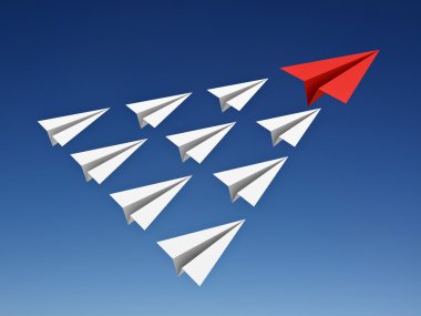 Kırmızı kağıt uçak beyaz kağıt uçaklar mavi gökyüzü liderlik kavramı içinde açar.