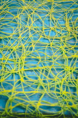 Mavi üzerine sarı ipliklerin soyut arkaplanı