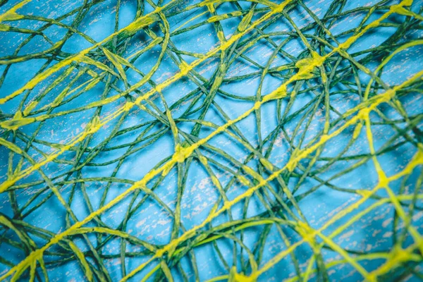 Mavi üzerine sarı ipliklerin soyut arkaplanı
