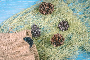 Mavi arka planda Noel topları ve tümsekleri