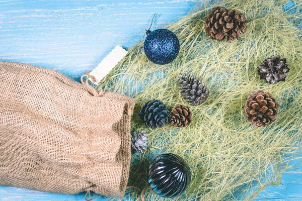 Mavi arka planda Noel topları ve tümsekleri