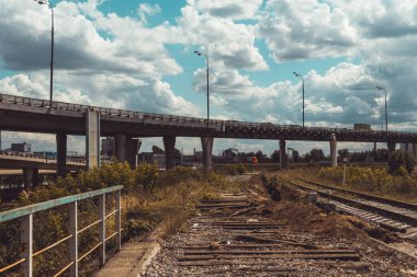 Fazla gelişmiş tren yolu ve yol köprüsü