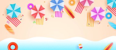 Şemsiyeler, toplar, yüzme yüzüğü, güneş gözlüğü, sörf tahtası, sandalet, denizyıldızı ve deniz manzaralı bir plaj. Yaz plajı vektörünün hava görüntüsü.