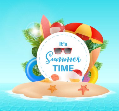 Merhaba Summer, çemberin arka planındaki tipografik yazı. Tropik bitkiler, plaj topu, güneş gözlüğü ve deniz kabukları. Vektör çizimi. Merhaba yaz vektör illüstrasyonu