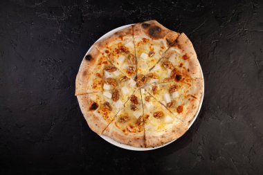 Siyah arka planda taze İtalyan pizzası.