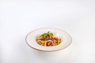 Stüdyoda beyaz tabakta deniz mahsullü taze makarna.