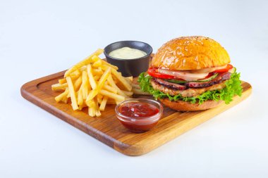 Stüdyoda beyaz bir tabakta sulu hamburger.