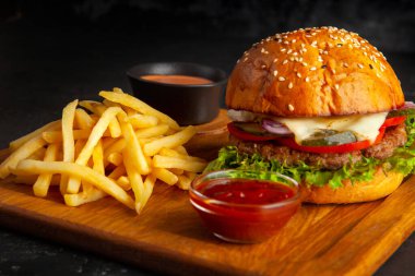 Stüdyoda siyah arka planda sulu bir hamburger.