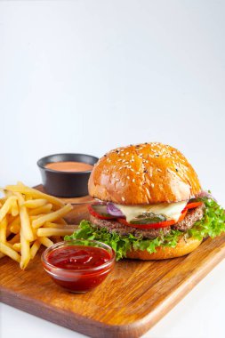 Stüdyoda beyaz bir tabakta sulu hamburger.