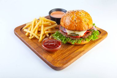 Stüdyoda beyaz bir tabakta sulu hamburger.