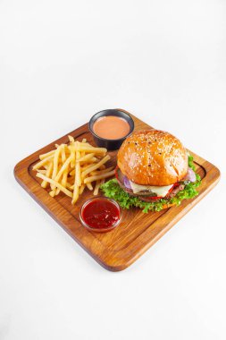 Stüdyoda beyaz bir tabakta sulu hamburger.