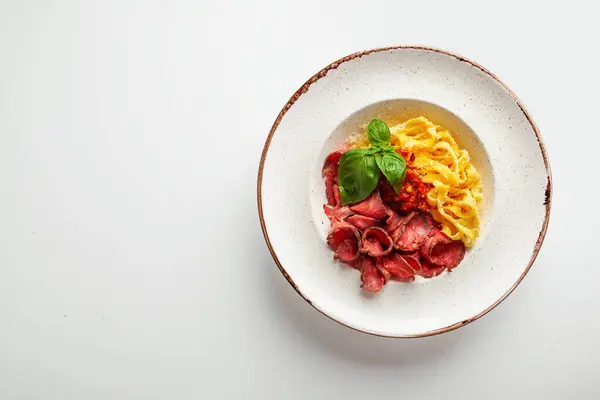 Φρέσκα Ζυμαρικά Τυρί Και Σάλτσα Κρέατος Λευκό Πιάτο Στο Στούντιο — Φωτογραφία Αρχείου