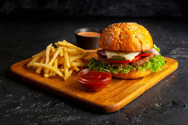 Сочный Гамбургер Черном Фоне Студии Стоковое Изображение