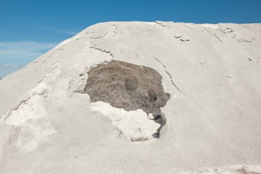Gökyüzüne karşı bir kum yığını içinde büyük bir depresyon