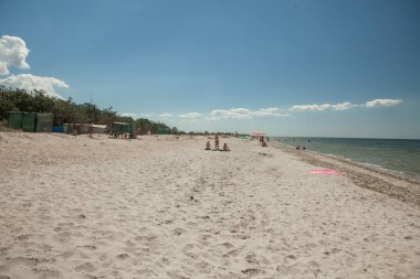 Yazın mavi gökyüzüne karşı ıssız deniz kıyısında